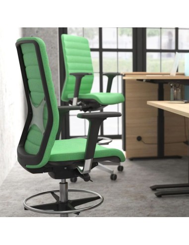 Chaises WIND hautes vertes de travail pivotante avec repose-pied dans un bureau à Zürich.