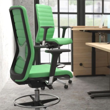 Chaises WIND hautes vertes de travail pivotante avec repose-pied dans un bureau à Zürich.