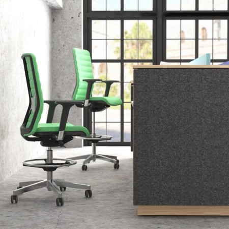 Chaise haute de travail WIND avec dossier tissu, repose-pieds circulaire et roulettes. 2