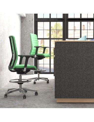 Chaise haute WIND avec dossier tissu devant un bureau assis-debout dans un espace professionnel à Sion.