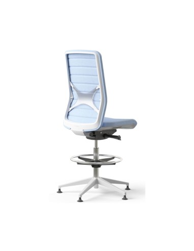 Chaise bleue pivotante haute de travail WIND avec dossier rembourré pour bureaux assis-debout.