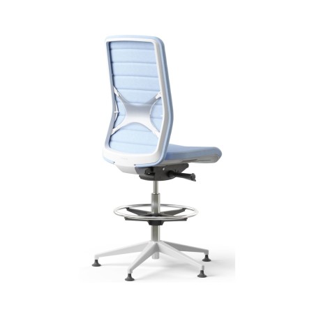 Chaise bleue pivotante haute de travail WIND avec dossier rembourré pour bureaux assis-debout.