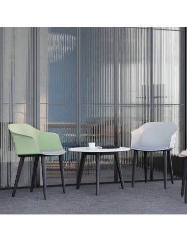 Chaises POLYTONE-C autour d’une table basse dans un espace professionnel à Zürich.