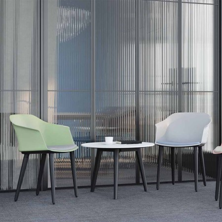 Chaises POLYTONE-C autour d’une table basse dans un espace professionnel à Zürich.