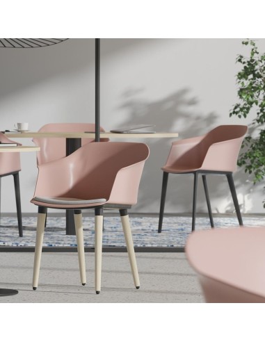 Salle d'accueil avec chaises POLYTONE C en plastique rose et pieds en nylon noir.