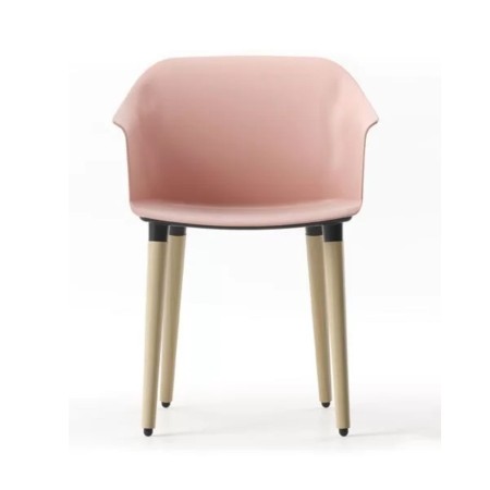 Chaise visiteur rose POLYTONE-C avec pieds en frêne de face.