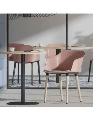 Chaises POLYTONE-C avec pieds en bois autour de tables rondes dans un espace détente à Fribourg.