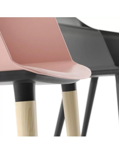 Pieds en bois de la chaise POLYTONE C pour réunion et visiteur.