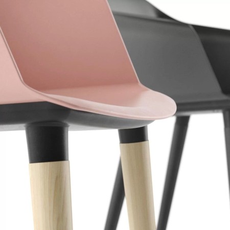 Pieds en bois de la chaise POLYTONE C pour réunion et visiteur.