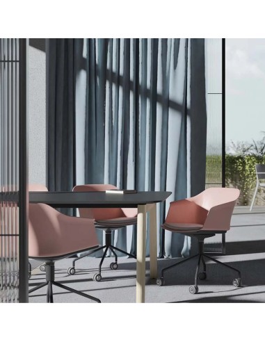 Chaises POLYTONE-C sur roulettes autour d'une table de réunion.