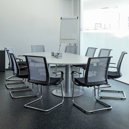 Chaise conférence EVA dans une salle de réunion d'entreprise à Genève.