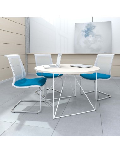Chaises EVA bleues avec piètement luge chrome dans un espace détente à Sion.