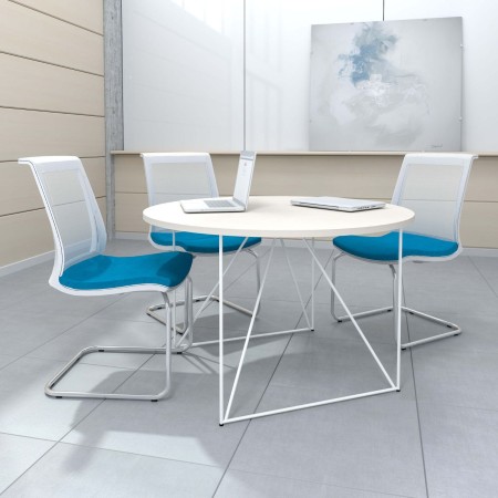 Chaises EVA bleues avec piètement luge chrome dans un espace détente à Sion.