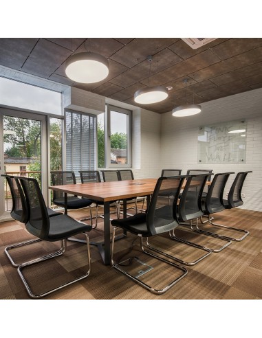Chaises EVA piètement luge et dossier résille dans une salle de conférence à Vevey.