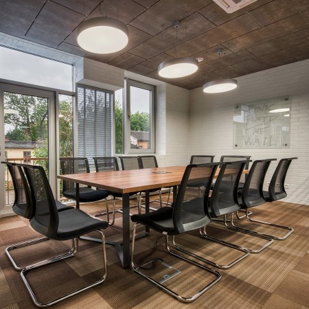 Chaises EVA piètement luge et dossier résille dans une salle de conférence à Vevey.