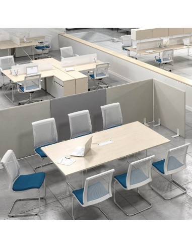 Open space d'entreprise à Neuchâtel avec chaises de réunion EVA pied luge.