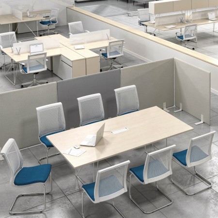 Open space d'entreprise à Neuchâtel avec chaises de réunion EVA pied luge.