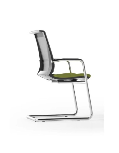 Chaise EVA réunion de profil avec accoudoirs chromé et dossier résille.