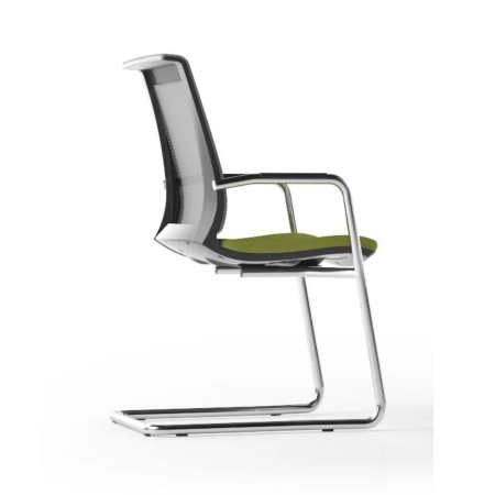 Chaise EVA réunion de profil avec accoudoirs chromé et dossier résille.