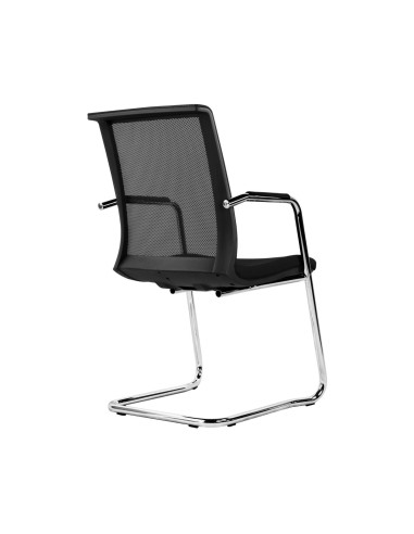 Dossier en résille de la chaise EVA avec accoudoirs et piètement luge.