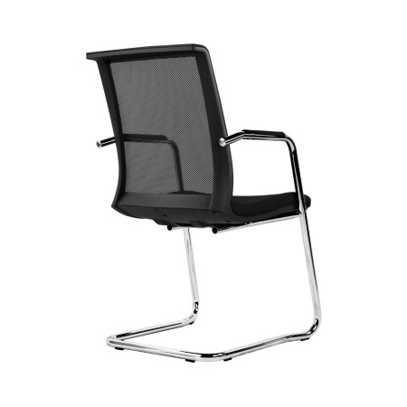 Dossier en résille de la chaise EVA avec accoudoirs et piètement luge.