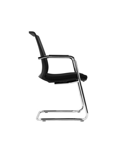 Vue de profil de la chaise EVA avec accoudoirs chrome et dossier maille.