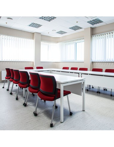 Chaise de réunion AURA utilisée dans une salle de formation professionnelle.
