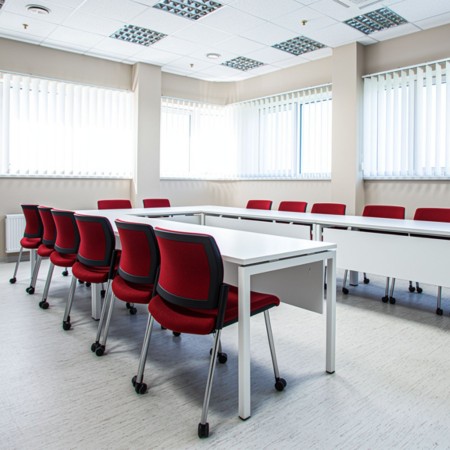 Chaise de réunion AURA utilisée dans une salle de formation professionnelle.