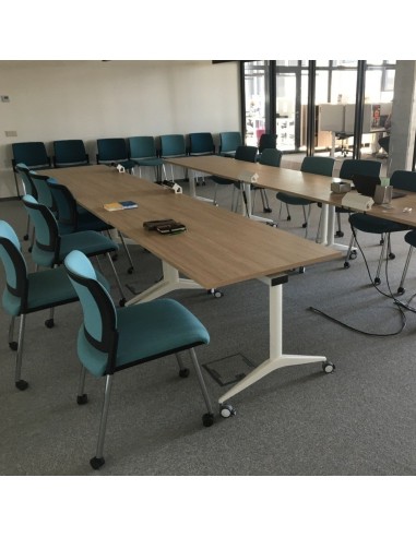 Salle de formation à Berne avec chaises AURA sur roulettes rembourrées.