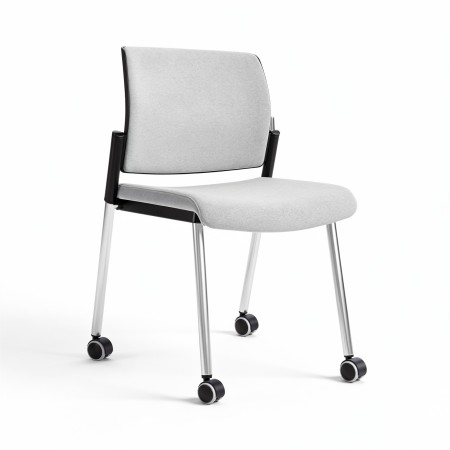Chaise rembourrée sur roulettes AURA pour réunions avec structure en plastique.