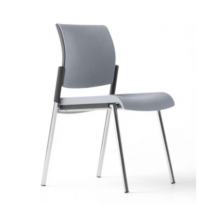 Chaise empilable conférence AURA avec 4 pieds chromés et assise rembourrée.