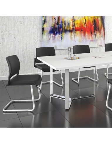 Chaise cantilever AURA autour d'une table de réunion professionnelle à Sierre.