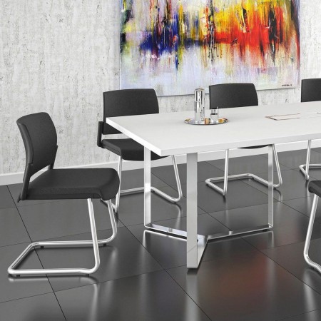 Chaise cantilever AURA autour d'une table de réunion professionnelle à Sierre.