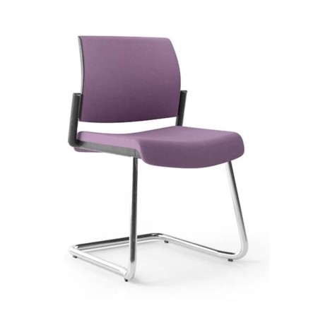 Chaise de réunion violette cantilever AURA avec dossier tapissé et pied chromé.