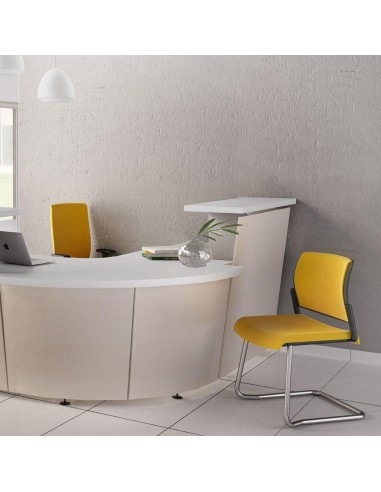 Espace d'accueil à Fribourg avec chaise jaune AURA avec piètement luge.