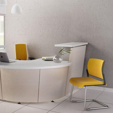 Espace d'accueil à Fribourg avec chaise jaune AURA avec piètement luge.