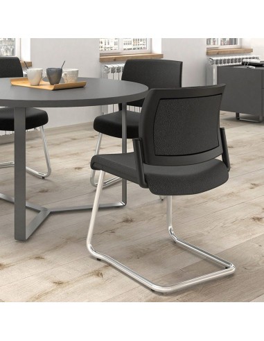 Espace détente en entreprise à Berne avec chaises AURA noires et chrome.