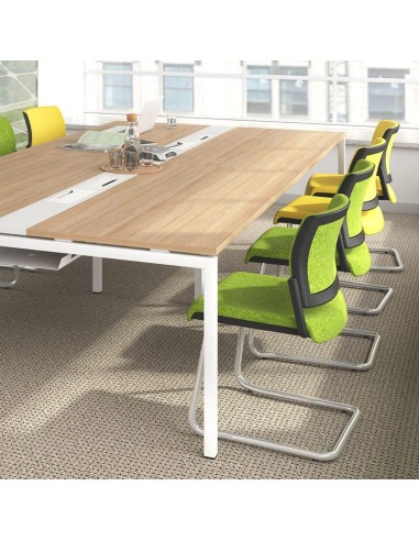 Table de réunion entourée de chaises AURA vertes assise confortable à Martigny.