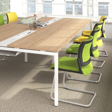 Table de réunion entourée de chaises AURA vertes assise confortable à Martigny.