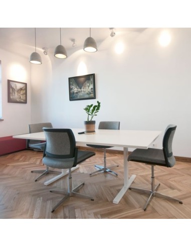 Salle de réunion informelle à Sion avec chaises pivotantes AURA.