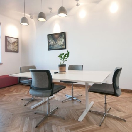 Salle de réunion informelle à Sion avec chaises pivotantes AURA.