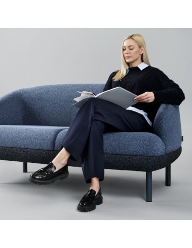 Canapé d'accueil professionnel au design enveloppant KOPA en bleu.
