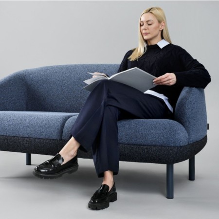 Canapé d'accueil professionnel au design enveloppant KOPA en bleu.