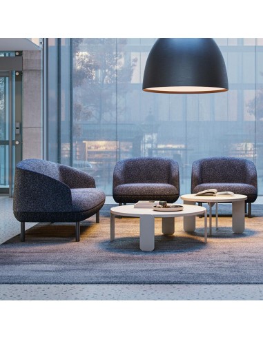 Espace d'accueil avec canapés KOPA bleus pieds métal lounge bureau à Zürich.