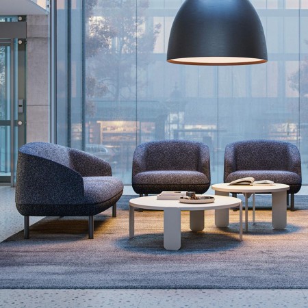 Espace d'accueil avec canapés KOPA bleus pieds métal lounge bureau à Zürich.