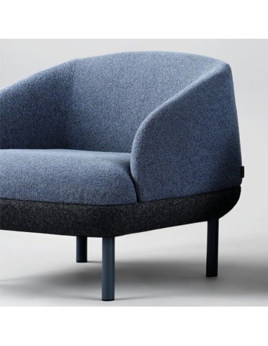 Chaise lounge avec pieds en métal KOPA format compact, dossier enveloppant.