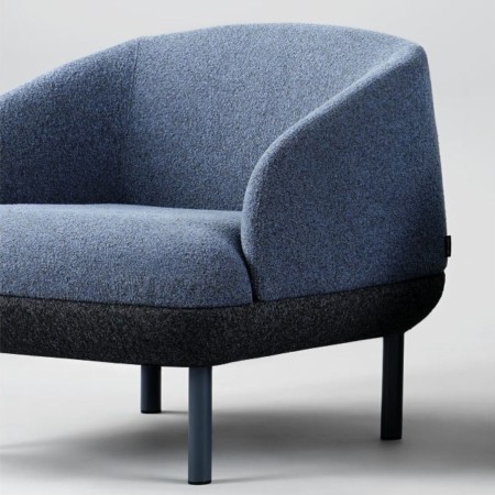 Chaise lounge avec pieds en métal KOPA format compact, dossier enveloppant.