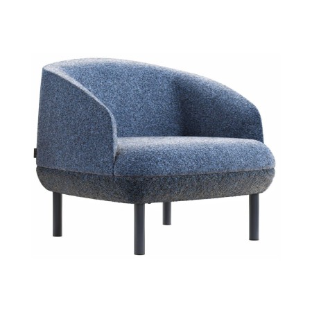 Chaise lounge KOPA bleue avec dossier arrondi et pieds en métal noir.