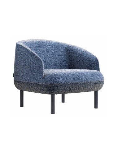 Chaise lounge KOPA bleue avec dossier arrondi et pieds en métal noir.