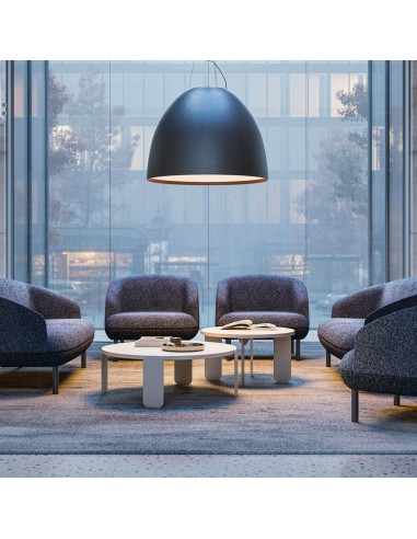 Salle de détente en entreprise à Martigny avec chaises lounge design KOPA en bleu.